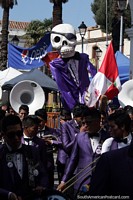 Giant pirate skull man with black patch over his eye, dressed in a purple suit, El Gran Poder in Sucre.