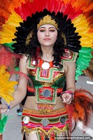 Um arco-ïris de penas coloridas, esta mulher incendeia a rua em El Gran Poder em Sucre.