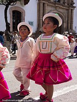 2 crianças jovens vestidas para a pompa de Gran Poder de Sucre. Bolívia, América do Sul.