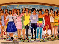 Grupo de mujeres vestidas con ropa elegante, parte de un gran mural en la Casa de Libertad en Sucre.