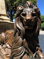 Grande leão de bronze no centro da praça pública em Sucre. Bolívia, América do Sul.
