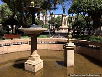 Tem várias fontes na Praça pública 25 de maio em Sucre, bela praça pública. Bolívia, América do Sul.