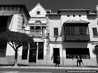 Interesante fachada de ladrillo y madera, bonitas formas, centro de Sucre.