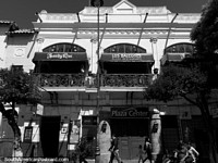 Balcões em um restaurante que contempla do alto a praça pública em Sucre central, preto e branco.