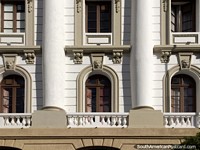 Portas arcadas com balcões e uma fachada com leões, o lado do Palácio de Justiça em Sucre.