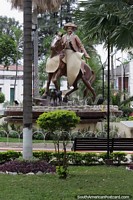 Monumento do homem a cavalo na Praa 24 de Julho em Villamontes.