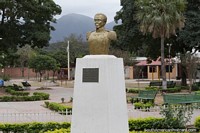 Praa Bolivar com montanhas ao longe em Villamontes.