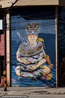 Senhora indgena com uma cobra enrolada, mural de rua de Harry Montec em Camiri.