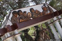 Escultura em madeira de msicos e danarinos na Praa Principal 12 de Julho em Camiri.