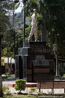 German Busch (1903-1939), oficial militar e ex-presidente, esttua na praa principal de Camiri.