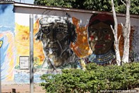 Colorido arte callejero de un par de figuras alrededor de la Plazuela San Antonio en Camiri.