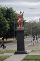 Bem-vindo a Cabezas, localidade ao sul de Santa Cruz, monumento militar.
