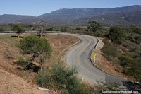 A estrada serpenteia pelas montanhas ao redor de Muyurina, ao norte de Vallegrande.