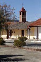 Torre de la iglesia y techos de tejas rojas en Trigal, al norte de Vallegrande.