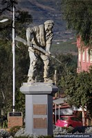 In honor of the defense of the Chaco, a military monument in Vallegrande.