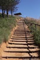 Sube las escaleras en las colinas para llegar a el Fuerte de Samaipata.