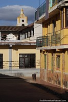 Iglesia y calles que rodean la plaza principal de Samaipata.