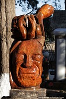 Bela escultura de um grande rosto na praa de Samaipata.