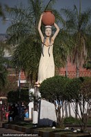 Mujer con urna sobre la cabeza, monumento en San Jos de Chiquitos.