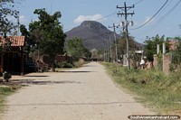 Montaa vista desde San Jos de Chiquitos al final de un largo camino de terracera.