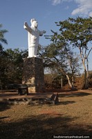 El monumento al Cristo en el mirador al otro lado del agua frente al pueblo de San Ignacio de Velasco.