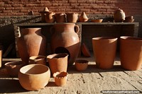 Urnas e potes grandes e pequenos feitos de barro e produzidos em San Ignacio de Velasco.