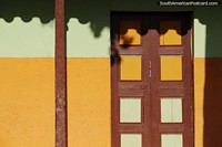 Patrn de color creado por una puerta y una pared naranja y verde en San Ignacio de Velasco.