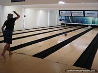 Larger version of 10 pin bowling at Boliche Mania in Corumba.