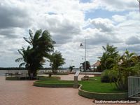 Larger version of Orla Taumanan park on the banks of the Rio Branco in Boa Vista.