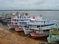 Versión más grande de El río de Amazonas barcos de pasajeros atracó en Manaus.