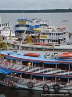 Barcos de pasajeros llenos con la gente lista para viajes en el río de Amazonas de Manaus. Brasil, Sudamerica.
