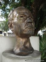 Monumento a escritor y el periodista Jose Maria Ferreira de Castro (1898-1974) en parque en Manaus. Brasil, Sudamerica.