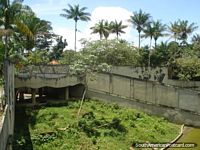 Versión más grande de Ande el puente sobre el recinto de tigres en el Zooilógico CIGS en Manaus.