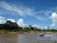 O barco rápido de Manaus em cima do rio só parte sobre uma vez por semana. Brasil, América do Sul.