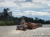 El barco del tirón empuja una carga a lo largo del río de Amazonas. Brasil, Sudamerica.