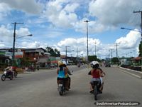 Em um mototaxi de Tabatinga para cruzar a borda na Colômbia. Brasil, América do Sul.
