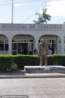 Versión más grande de Estatua de oro fuera de un edificio del gobierno en Tabatinga.