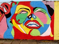 Cara de mucha colores, mural en la pared en Porto Alegre. Brasil, Sudamerica.
