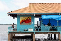 Versión más grande de El mercado de pescado en Santarem se encuentra a lo largo de la línea de costa y se sitúa por encima del agua.