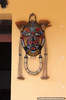 Un indígena máscara hecha de la madera y la cuerda en una puerta de una casa en Santarem. Brasil, Sudamerica.
