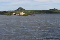 A ilha do Amor (Ilha fazem o Amor), submerso durante o março, vem entre o agosto-dezembro para sentir que o amor, para Alter do Chao perto de Santarem. Brasil, América do Sul.
