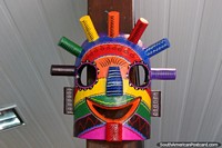 Versão maior do Uma máscara de cara muito brilhante e colorida feita da madeira da venda de uma loja de arte em Alter do Chao perto de Santarem.