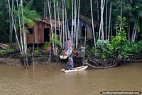 Versión más grande de Familia fuera de su casa, muchos árboles y delgadas alrededor de ellos, la selva Amazónica.