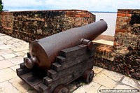 Um canhão indica em direção ao rio do lado de fora do Forte do Presepio, a fortaleza em Belém. Brasil, América do Sul.