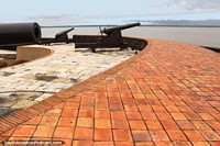 O canhão indica ao rio do topo do Forte do Presepio em Belém. Brasil, América do Sul.