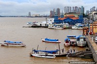Uma visão do rio, cidade e edifïcios de mercado azuis em Belém. Brasil, América do Sul.