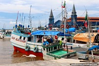 Versión más grande de Cigüeña blanca, barcos de pesca y el edificio del Mercado Ver-o-Peso en Belem.