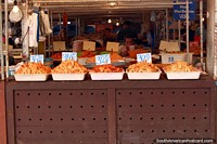 Camarones y otros mariscos para la venta en el Mercado Ver-o-Peso en Belem. Brasil, Sudamerica.