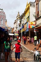 Lojas nas ruas do lado superior de Praça Praca das Merces em Belém. Brasil, América do Sul.