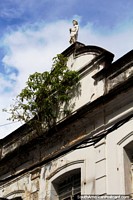 Pequeña estatua en la parte superior de una antigua fachada en Belem. Brasil, Sudamerica.